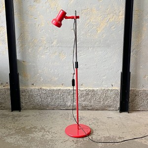 Czerwona lampa podłogowa z ruchomym reflektorem, lata 70.