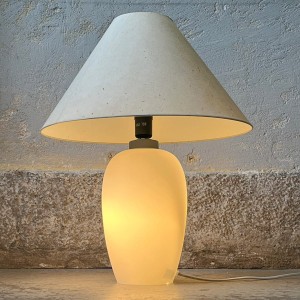 Lampa stołowa ze szklaną podświetlaną podstawą IKEA