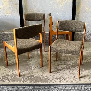 Tapicerowane krzesła vintage w skandynawskim stylu