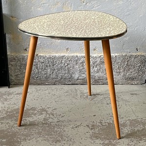 Stół w stylu Rockabilly z wzorzystym blatem 