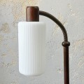 drewniana-lampa-podlogowa-z-kloszem-z-bialego-mlecznego-szkla-vintage-lata-70-80-003.jpg