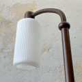 drewniana-lampa-podlogowa-z-kloszem-z-bialego-mlecznego-szkla-vintage-lata-70-80-004.jpg