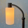 drewniana-lampa-podlogowa-z-kloszem-z-bialego-mlecznego-szkla-vintage-lata-70-80-005.jpg