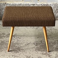 Tapicerowany stołek z ukrytą drabinką  Cor Modell 