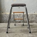 niklowany-tapicerowany-stolek-z-drabinka-styl-bauhaus-vintage-lata-70-005.jpg