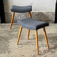 Tapicerowany szarą plecionką podnóżek vintage lata 70.