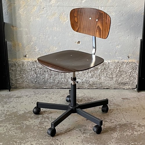 krzeslo-obrotowe-ze-sklejki-na-kolach-w-stylu-industrialnym-design-vintage-lata-70-80-001.jpg
