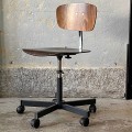 krzeslo-obrotowe-ze-sklejki-na-kolach-w-stylu-industrialnym-design-vintage-lata-70-80-002.jpg