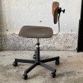 krzeslo-obrotowe-ze-sklejki-na-kolach-w-stylu-industrialnym-design-vintage-lata-70-80-004.jpg