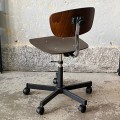 krzeslo-obrotowe-ze-sklejki-na-kolach-w-stylu-industrialnym-design-vintage-lata-70-80-005.jpg
