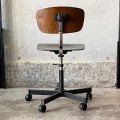 krzeslo-obrotowe-ze-sklejki-na-kolach-w-stylu-industrialnym-design-vintage-lata-70-80-006.jpg