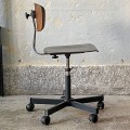 krzeslo-obrotowe-ze-sklejki-na-kolach-w-stylu-industrialnym-design-vintage-lata-70-80-008.jpg