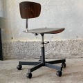 krzeslo-obrotowe-ze-sklejki-na-kolach-w-stylu-industrialnym-design-vintage-lata-70-80-009.jpg