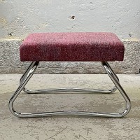 Tapicerowany stołek z ukrytą drabinką w stylu Bauhaus 