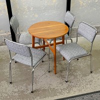 Modernistyczne krzesła z giętych chromowanych rurek 