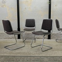 Modernistyczne krzesła z giętych chromowanych rurek