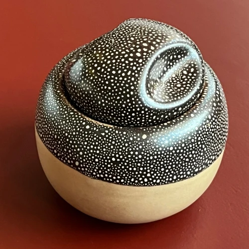 ceramiczna-cukierniczka-szkliwiona-okragla-w-kropki-design-vintage-001.jpg