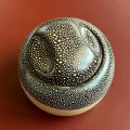 ceramiczna-cukierniczka-szkliwiona-okragla-w-kropki-design-vintage-004.jpg