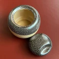 ceramiczna-cukierniczka-szkliwiona-okragla-w-kropki-design-vintage-005.jpg