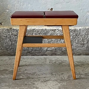 Bordowy stołek ze stopniem i ukrytym schowkiem