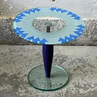 Stolik ze szklanym blatem w stylu postmodernistycznym