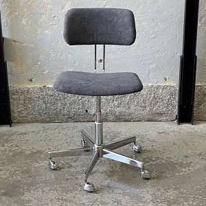 Modernistyczne krzesło obrotowe