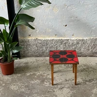 Stołek kwietnik z czerwonym blatem