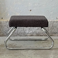 Tapicerowany stołek z ukrytą drabinką w stylu bauhaus 