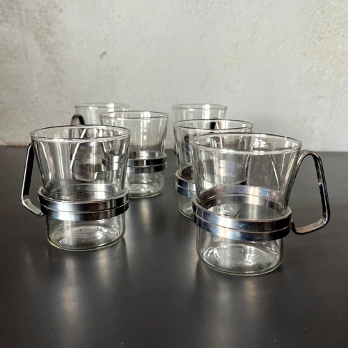 minimalstyczne-filizanki-szklanki-z-metalowym-uchem-vintage-design-lata-60-70-001.jpg