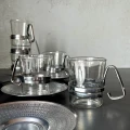 minimalstyczne-filizanki-szklanki-z-metalowym-uchem-vintage-design-lata-60-70-004.jpg