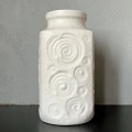 bialy-ceramiczny-wazon-w-tloczone-wzory-w-germany-vintage-design-lata-60-70-001.jpg