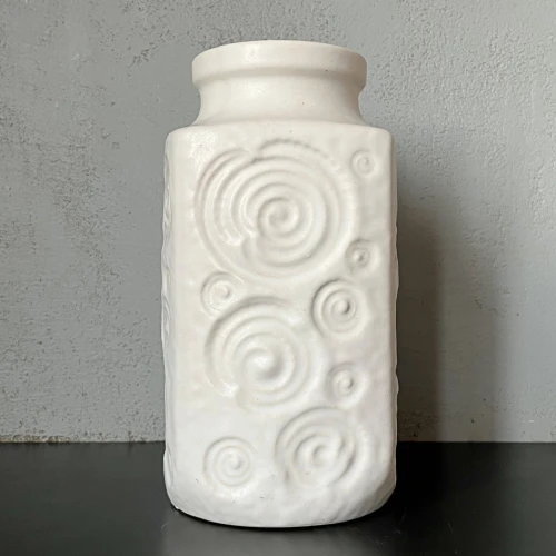 bialy-ceramiczny-wazon-w-tloczone-wzory-w-germany-vintage-design-lata-60-70-001.jpg