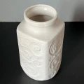 bialy-ceramiczny-wazon-w-tloczone-wzory-w-germany-vintage-design-lata-60-70-004.jpg