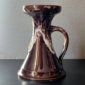 Ceramiczny wazonik z uchem