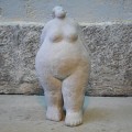 rosalita-figura-spacerujacej-kobiety-szara-statuetka-33,5-cm-008.jpg
