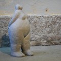 rosalita-figura-spacerujacej-kobiety-szara-statuetka-33,5-cm-009.jpg