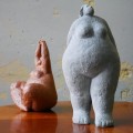 rosalita-figura-spacerujacej-kobiety-szara-statuetka-33,5-cm-010.jpg
