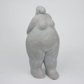 rosalita-figura-spacerujacej-kobiety-001.jpg