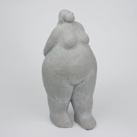 Rosalita spacerująca - figurka kobiety szara 34 cm