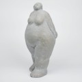 rosalita-figura-spacerujacej-kobiety-szara-statuetka-33,5-cm-002.jpg