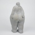 rosalita-figura-spacerujacej-kobiety-szara-statuetka-33,5-cm-003.jpg