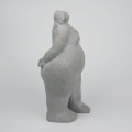 rosalita-figura-spacerujacej-kobiety-szara-statuetka-33,5-cm-004.jpg