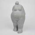 rosalita-figura-spacerujacej-kobiety-szara-statuetka-33,5-cm-005.jpg
