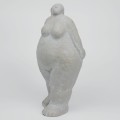 rosalita-figura-spacerujacej-kobiety-szara-statuetka-33,5-cm-006.jpg