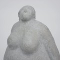 rosalita-figura-spacerujacej-kobiety-szara-statuetka-33,5-cm-007.jpg