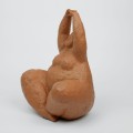 rosalita-figura-siedzacej-kobiety-terakota-statuetka-25-cm-002.jpg