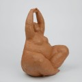 rosalita-figura-siedzacej-kobiety-terakota-statuetka-25-cm-005.jpg
