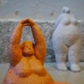 rosalita-figura-siedzacej-kobiety-terakota-statuetka-25-cm-009.jpg