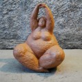 rosalita-figura-siedzacej-kobiety-terakota-statuetka-25-cm-010.jpg