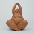 rosalita-figura-siedzacej-kobiety-terakota-statuetka-25-cm-001.jpg